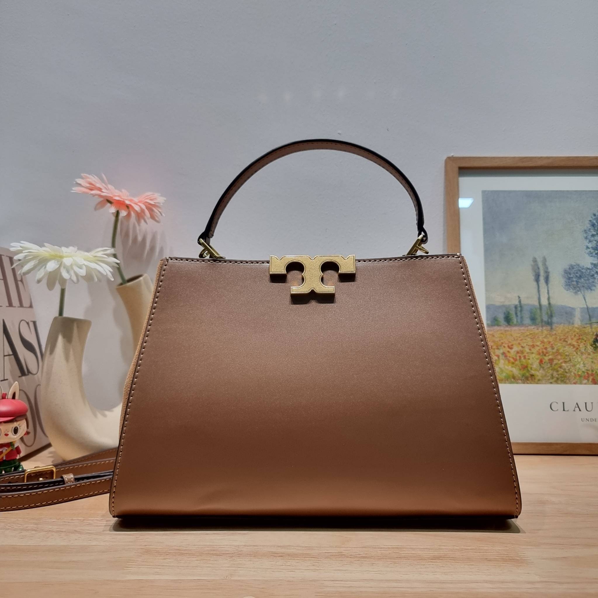 TORY BURCH ELEANOR SPAZZOLATO SATCHEL ใหม่และดูดีเกินต้าน กับกระเป๋าถือทรงสวย ใบใหญ่ ดีไซน์ผู้ดีเรียบหรู ถือขับผิวไปเลยทุกสี สวยคม มาพร้อมหูจับในตัว