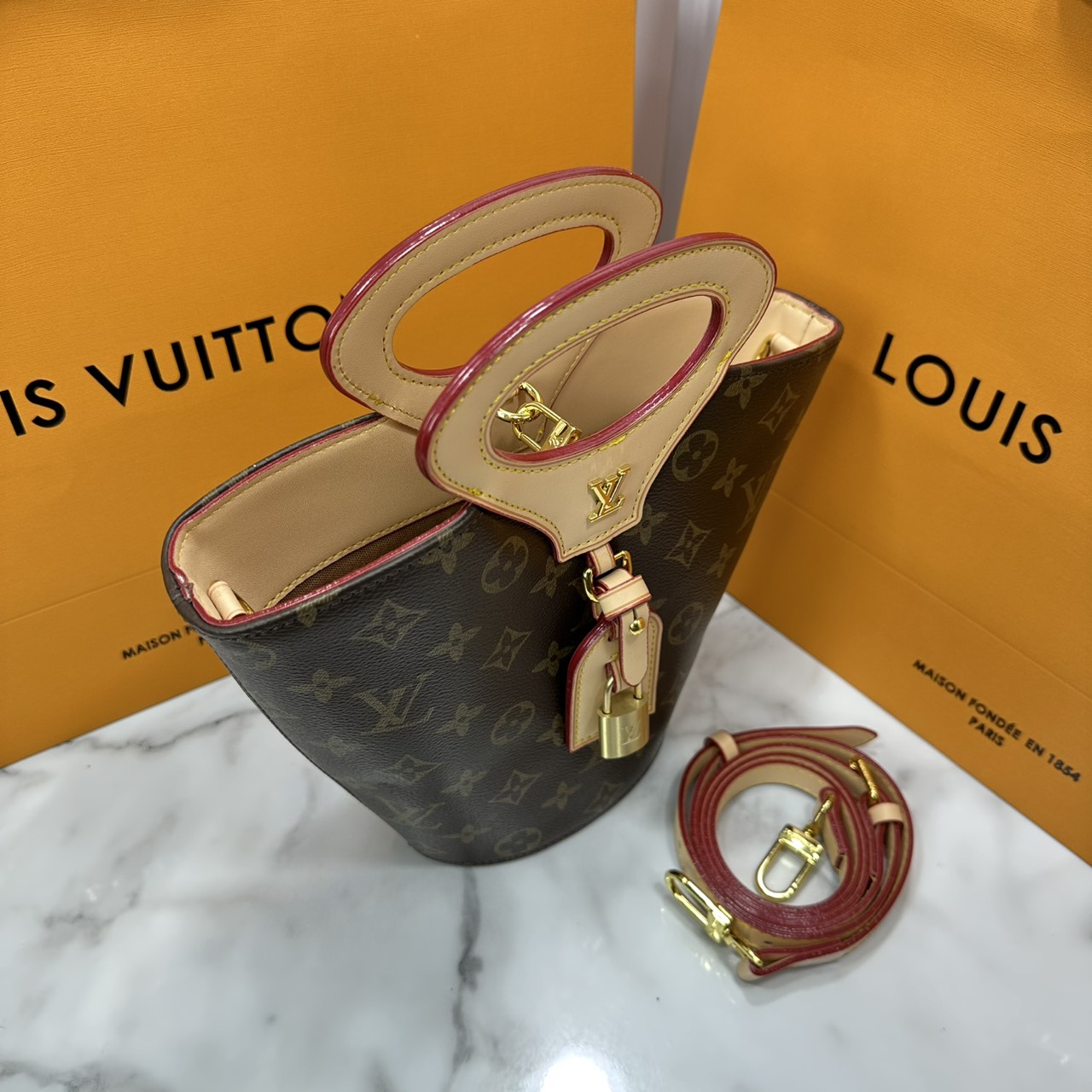 ORI หนังแท้ | LV Rivage BB Spring-Summer 2025 / LV Bucket Bag ใหม่ล่าสุด กระเป๋าสะพายทรงบัคเก็ต จัดเต็มาสุดปัง ทรงสวยทรงใหม่โดดเด่นด้วยหูจับในตัวที่ออกแบบใหม่ได้เก๋ลัคชูมาก