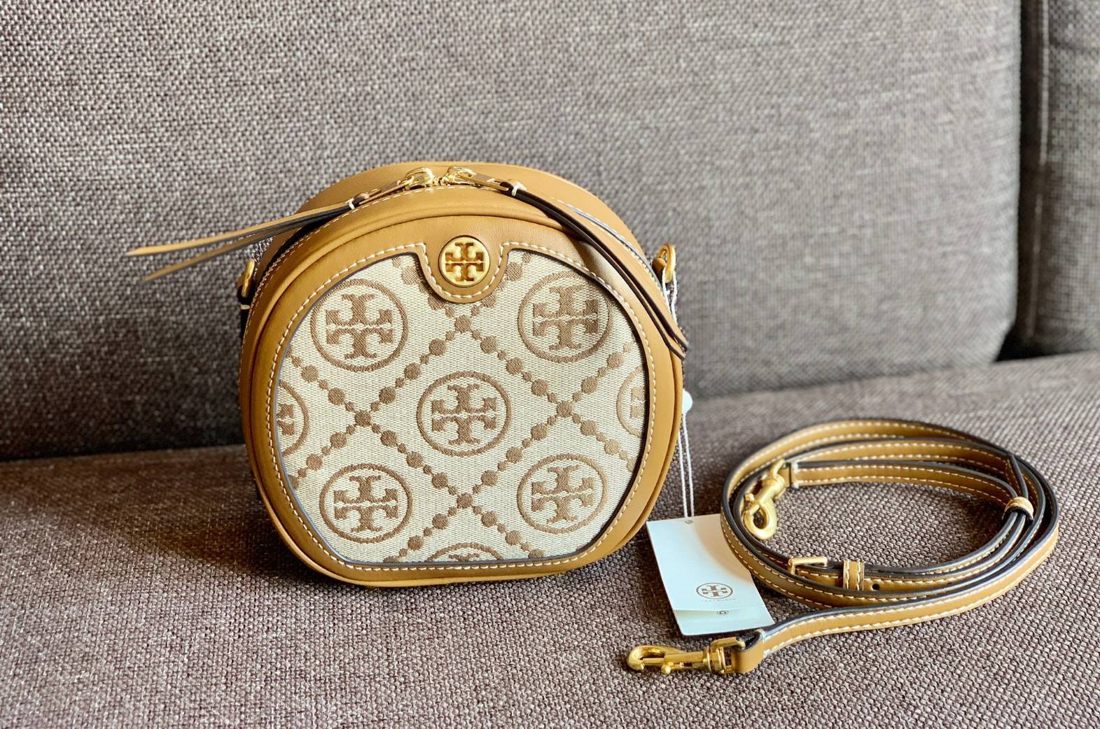 TORY BURCH T MONOGRAM JACQUARD CIRCLE BAG ((Large size)) พร้อมส่งที่ไทย สวยก่อนใครที่นี่! กระเป๋าจาก Tory burch รุ่นนี้มาในสไตล์ทรงวงกลม สุดคลาสสิค ดูคล่องตัวมากขึ้น วัสดุJacquardทอลายแบรนด์+ขอบหนังแท้ ได้ลงตัวสวยงามอยู่เหมือนเดิมค่ะ