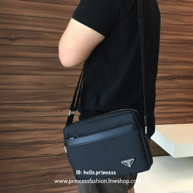 New Must Have For Men 👍👍 กับงานพรีเมี่ยมกิ้ฟแบรนด์ดังอย่าง prada ทรง messenger ทรงยอดฮิต สำหรับท่านชาย เนื้อผ้า Polyester ขนาดใหญ่ จุของได้มาก ใส่ipad labtop หนังสือ ได้หมดคะ เปิดปิดด้วยซิปอะไหล่เงิน บุด้วยผ้าสีดำปั้มแบรนด์ สวยงามมากคะ อะไ