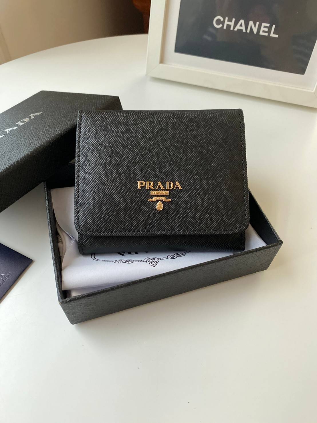 VIP หนังแท้ 】3พับ PRADA Saffiano Metal Tri-Fold Wallet Orchidea