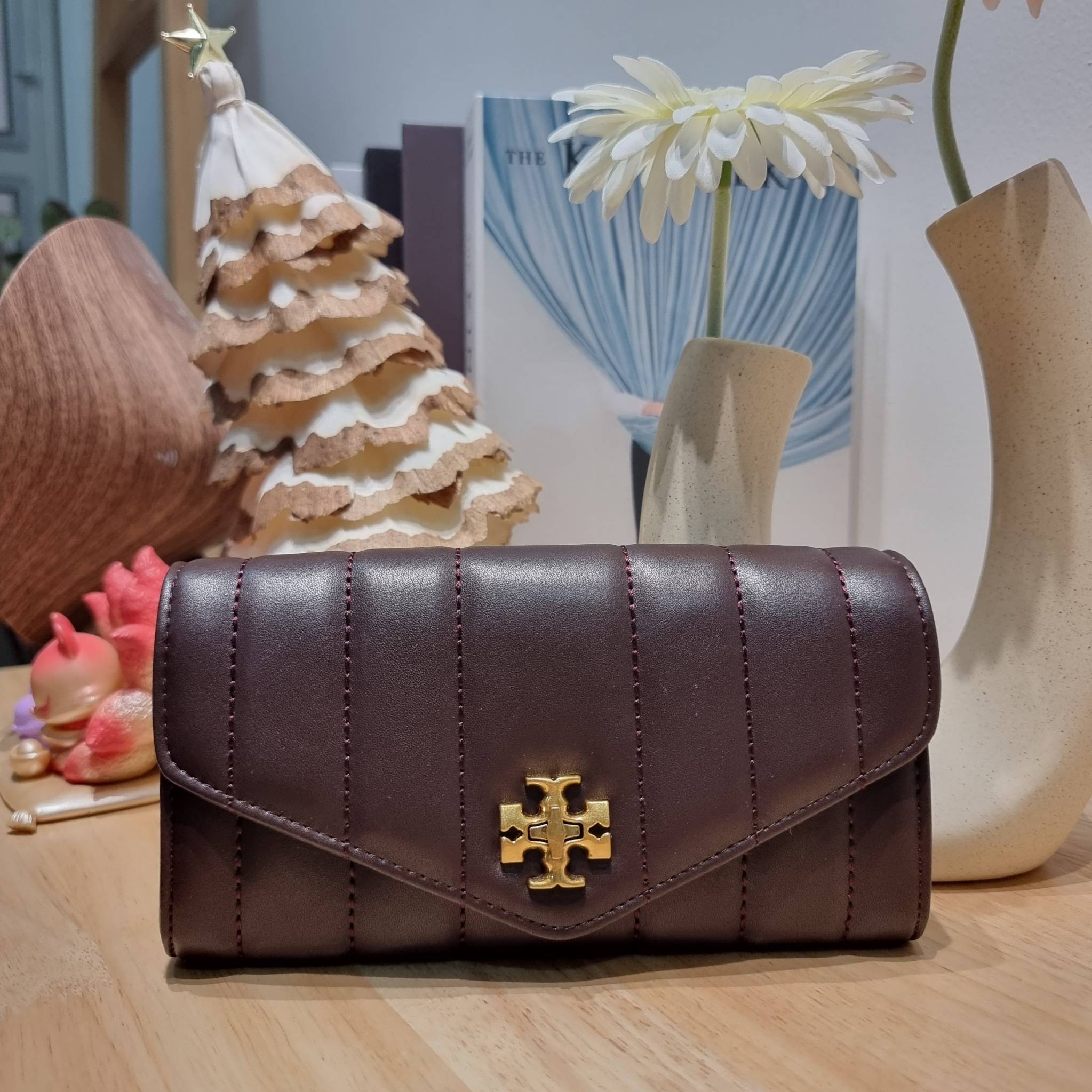 TORY BURCH KIRA CHEVRON POUCH KEY FOB / Tory wallet bag กระเป๋าสตางค์ใบยาวรุ่นใหม่ คอลเลคชั่น 2023 หรูหราทุกสี ดีไซน์คงความคลาสสิค ขนาดกำลังดี สัมผัสดีมาก