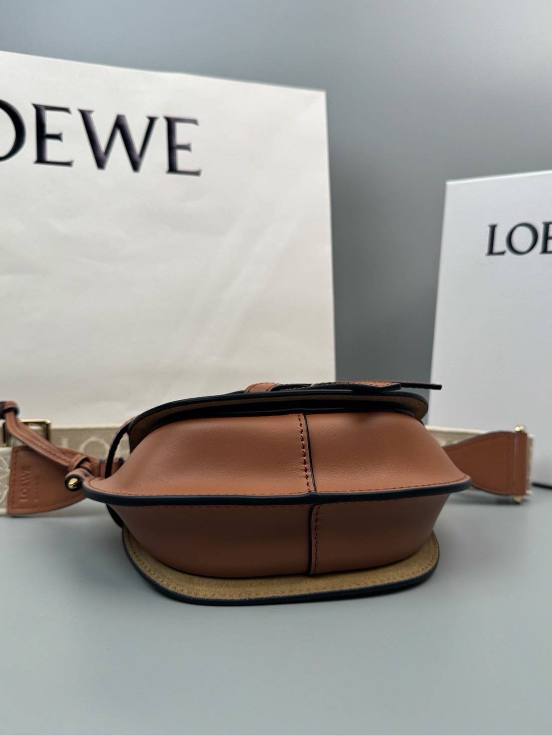 TOP ORI หนังแท้ | Loewe Mini Gate bag กระเป๋าสะพายทรงสวยไซส์มินิ ใช้ได้ทั้งหนุ่มๆและสาว คูลๆ สุดยอดแบรนด์ที่ดีไซน์เป็นเอกลักษณ์ โดดเด่น สวยหรู สไตล์คลาสสิค