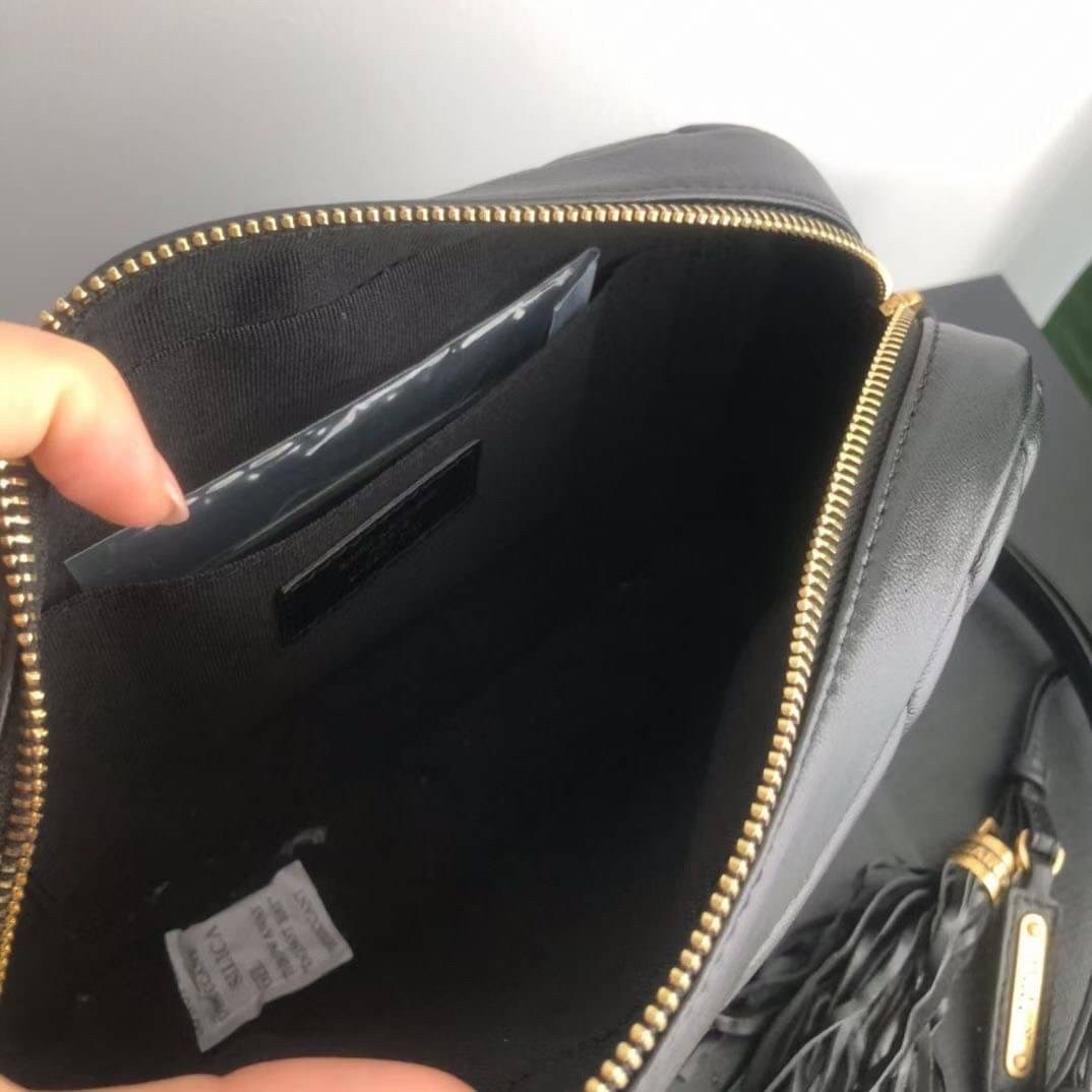 หนังแท้ YSL SAINT LAURENT Lou Medium Monogram YSL Calf Crossbody Bag Anatomy of YSL Camera Bag กระเป๋าสะพายแบรนด์ดังสุดฮิต เป็นอีกหนึ่ง Item ยอดนิยมสำหรับสาวๆ ที่รักความคล่องแคล่ว มีจุดเด่นทั้งในเรื่องการออกแบบกระเป๋า ที่สามารถนำออกมาใช้ได้ในทุกโอกาส สวย 