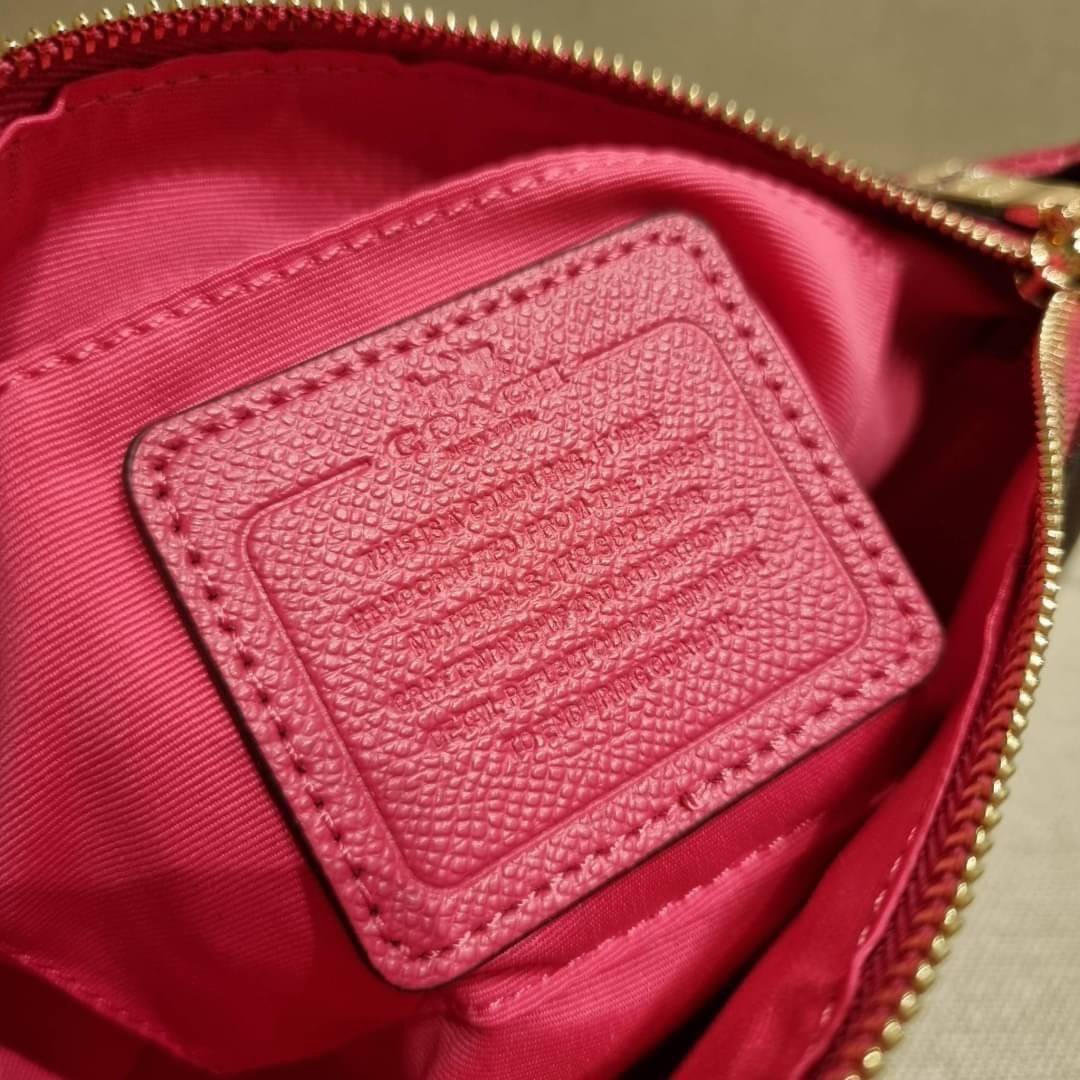 COACH 36674 TOP HANDLE POUCH IN SIGNATURE JACQUARD กระเป๋าทรงพอช ยอดฮิต ยกขึ้นแท่น ด้วยดีไซน์ที่ออกมาให้ใช้งานได้ง่าย ขนาดกำลังเหมาะ วัสดุหนังแคนวาสทนทาน ดีไปหมดขนาดนี้!! คุณลูกค้าถึงสั่งกันรัวๆจริงๆ ภายในโล่งกว้าง ใส่โทรศัพท์ได้ทุกรุ่น มาพร้อมสายคล้องแขน