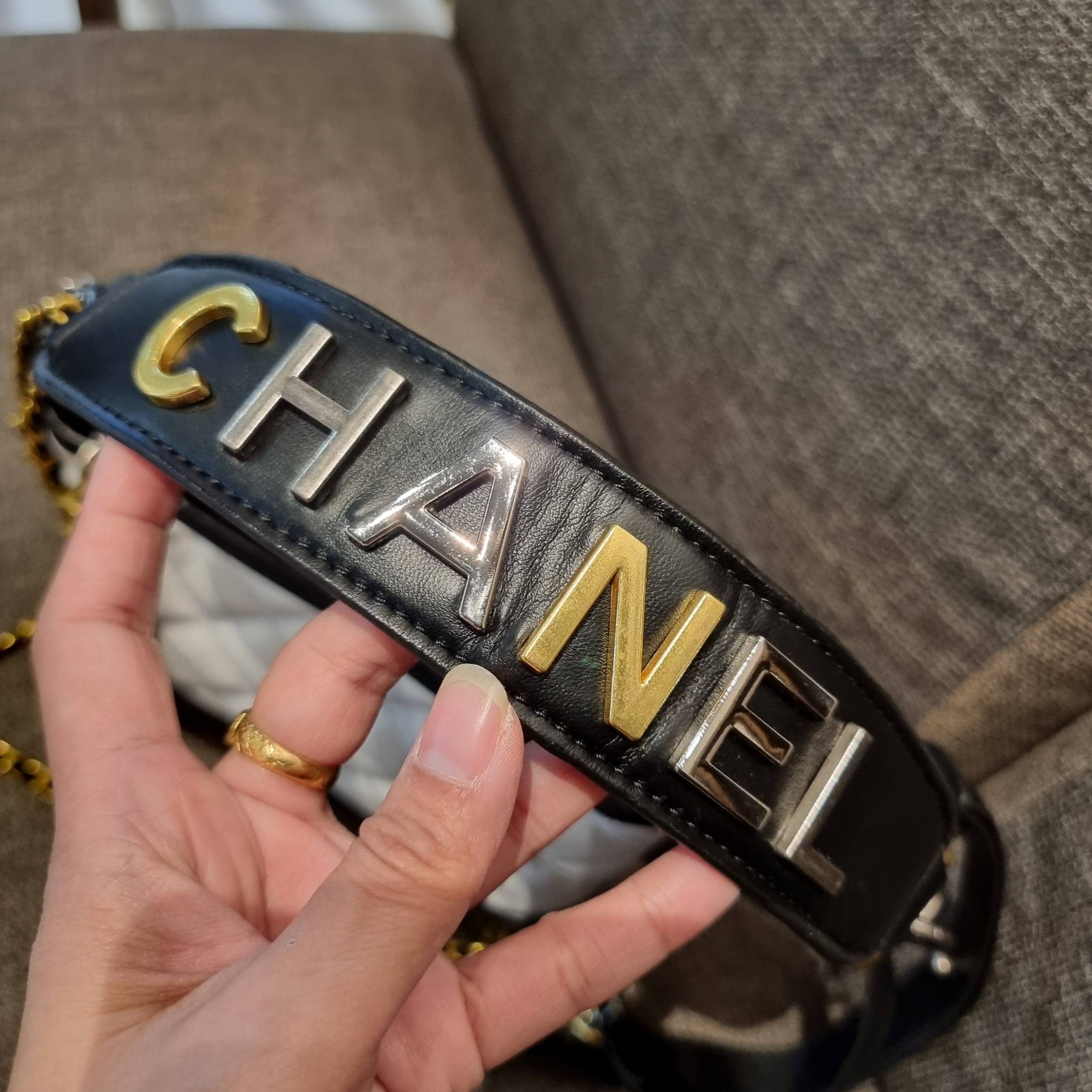 8" CHANEL SHOULDER BAG / CHANEL GABRIELLE HOBO BAG ไซส์คลาสสิค กระเป๋าสะพายข้าง/ไหล่ หนังสังเคราะห์ นิ่ม หรู มาพร้อมพวงกุญแจสัญลักษณ์แบรนด์ พิเศษ!! สายคล้อง jumbo font เพิ่มดีเทลความแพง อะไหล่พร้อมโซ่สะพายสีทองสลับสีเงินรมดำ สามารถสะพาย crossbody หรื