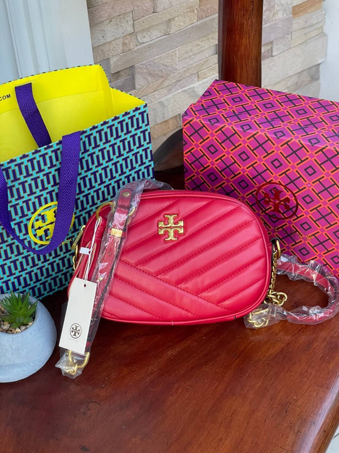 Tory Burch KIRA CHEVRON SMALL CAMERA BAG สาว ๆ ลุคคุณหนูไม่ควรพลาด Collection นี้เลยนะคะ เพราะ Kira Chevron เป็นรุ่นที่ตอบโจทย์และครองใจสาว ๆ ได้อย่างแท้จริง