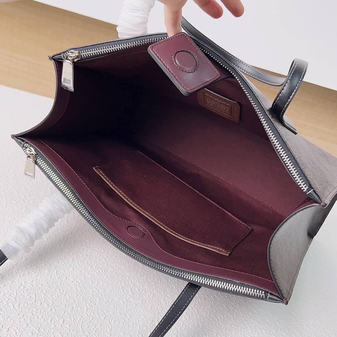 COACH NINA TOTE IN SIGNATURE CANVAS CL399 พร้อมส่ง 2 สี กระเป๋าโท้ทสะพายไหล่ ใบใหญ่ คอลเลคชั่นใหม่ ตอบโจทย์คนที่ชอบใส่ของเยอะๆได้อย่างดี ดีไซน์รูปทรงคลาสสิค เรียบหรู