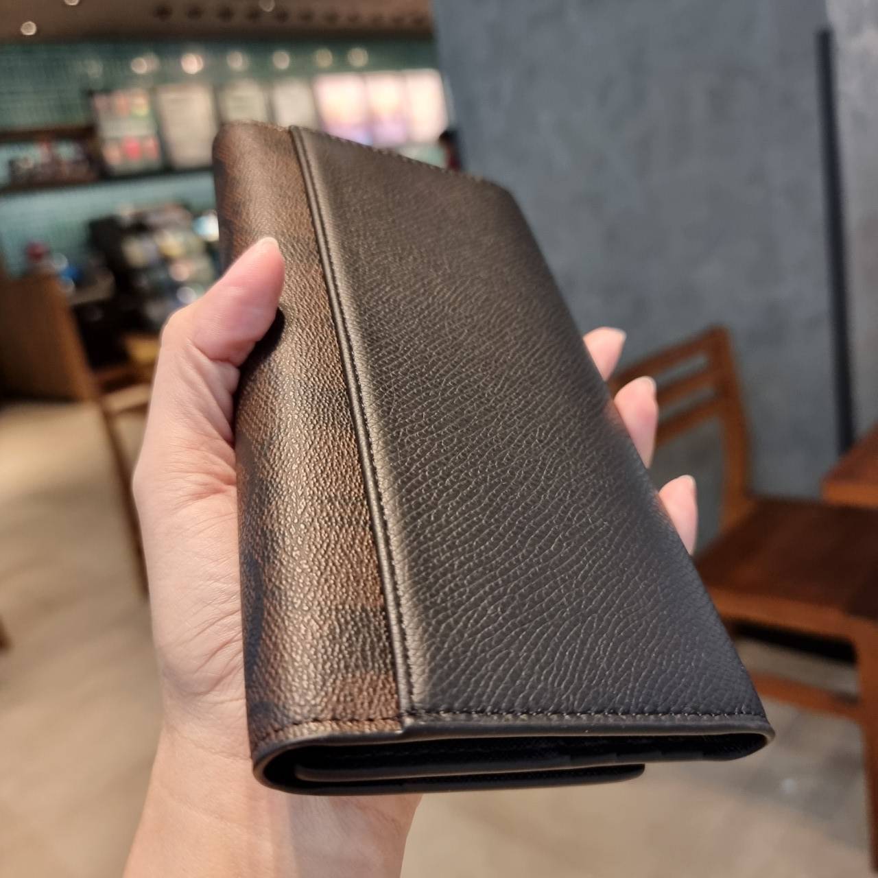 COACH F53763 TRIFOLD WALLET IN SIGNATURE กลับมาแล้วจ้า!! รุ่นขายดี!! 💓 ดีไซน์ใหม่ กระเป๋าสตางค์ใบยาว แถมที่ห้อยใส่บัตรแยกให้ (ถอดออกได้) น่ารักมากๆ ใช้งานง่าย เปิด-ปิดด้วยกระดุม ภายในใส่ธนบัตร ใส่บัตรได้เยอะ ใส่มือถือได้ไปอีก!! จุใจสุดๆ บอกเลยว่าใ