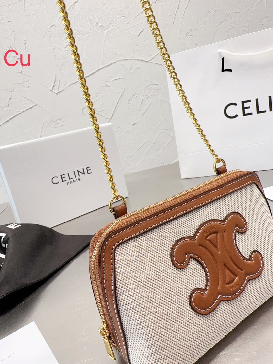 CELINE CLUTCH ON CHAIN CUIR TRIOMPHE IN TEXTILE AND CALFSKIN / CELINE POUCH กระเป๋าคลัทช์ดีไซน์เรียบหรูออกแบบมาได้อย่างลงตัว พร้อมสายสะพายโซ่ทองสุดหรู ด้วยรูปทรงที่สวยงามและทันสมัย สามารถใส่กระเป๋าสตางค์ใบสั้นหรือเครื่องสำอางค์ได้ตามขนาดกระเป๋า