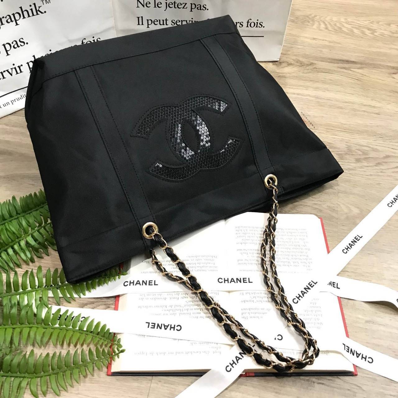 Chanel Beaute Black Sequin Shopping Bag VIP Gift With Purchase (GWP) กระเป๋าสะพายทรง Shopping VIP. gift & Limited Edition ของแท้นำเข้าจากเคาน์เตอร์ Chanel Beaute ใบใหญ่กำลังดี ประดับเลื่อมสีดำ โลโก้ CC ทั้ง 2 ด้าน เปิดปิดด้วยกระดุมแม่เหล็ก มาพร้อมสายโซ่ทอ