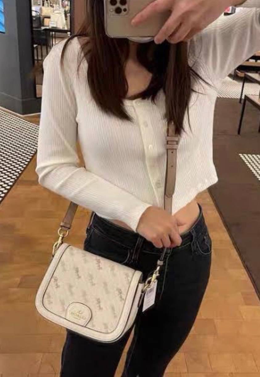 OUTLET 】COACH SADDLE BAG WITH HORSE AND CARRIAGE DOT PRINT (COACH C4059) กระเป๋าสะพายข้าง ลายม้าและรถลาก item ใหม่ที่สาวๆต้องมีนาทีนี้ห้ามพลาด รูปทรงโค้งมน วัสดุ พีวีซี ผ้าใบเคลือบพิมพ์ลายเป็นหนังเรียบ ทนทานและกันคราบสกปรกทั้งสี่ด้านเป็นหนังคุ้มสุดๆ ภายใน