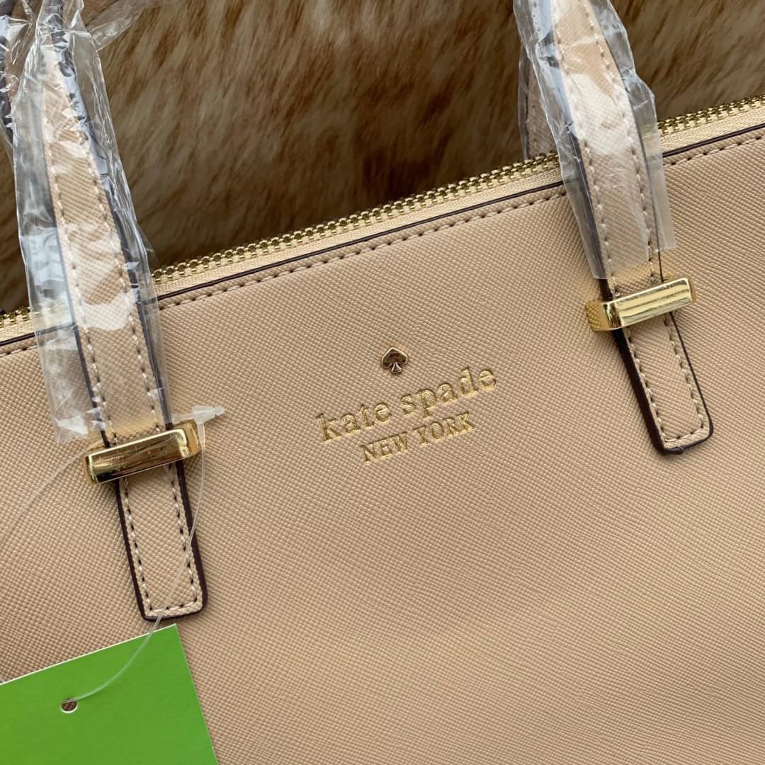 ของแท้ 💯% Kate Spade New York Cross Body Bag กระเป๋าถือหรือสะพาย หนัง Saffiano ภายในมีช่องซิปและช่องเล็ก มีหมุดรองฐานกันรอย 4 มุม อะไหล่ทองทั้งใบ ขนาดกำลังดี ใส่กระเป๋าสตางค์ยาวได้ค่ะ
