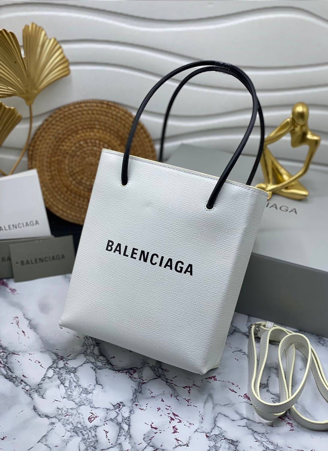 หนังแท้ BALENCIAGA XXS TOTE / Balenciaga shopping tote xxs พกกระเป๋าช้อปปิ้ง ไปทุกที่ในฤดูกาลนี้ ดีไซน์ที่ใช้ได้ทุกวันตั้งแต่หนังแบบมีเท็กซ์เจอร์ ภาพสินค้าถ่ายจากงานขายจริง ใช้งานต่างประเทศได้
