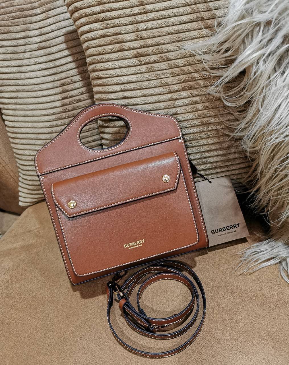 BURBERRY FRAGRANCES CROSSBODY BAG VIP GIFT WITH PURCHASE (GWP) พรีเมี่ยมกิ๊ฟ Limited Edition ใหม่ล่าสุดจาก BURBERRY PERFUME วัสดุหนังแท้ Calf Skin ทรงเหลี่ยม ดีไซน์สวยหรูอยู่ทรง ด้านหน้ามีช่องใส่ของ ภายในโล่งกว้าง มีช่องซิปแบรนด์ สามารถใส่กระเป๋าสตางค์ใบย