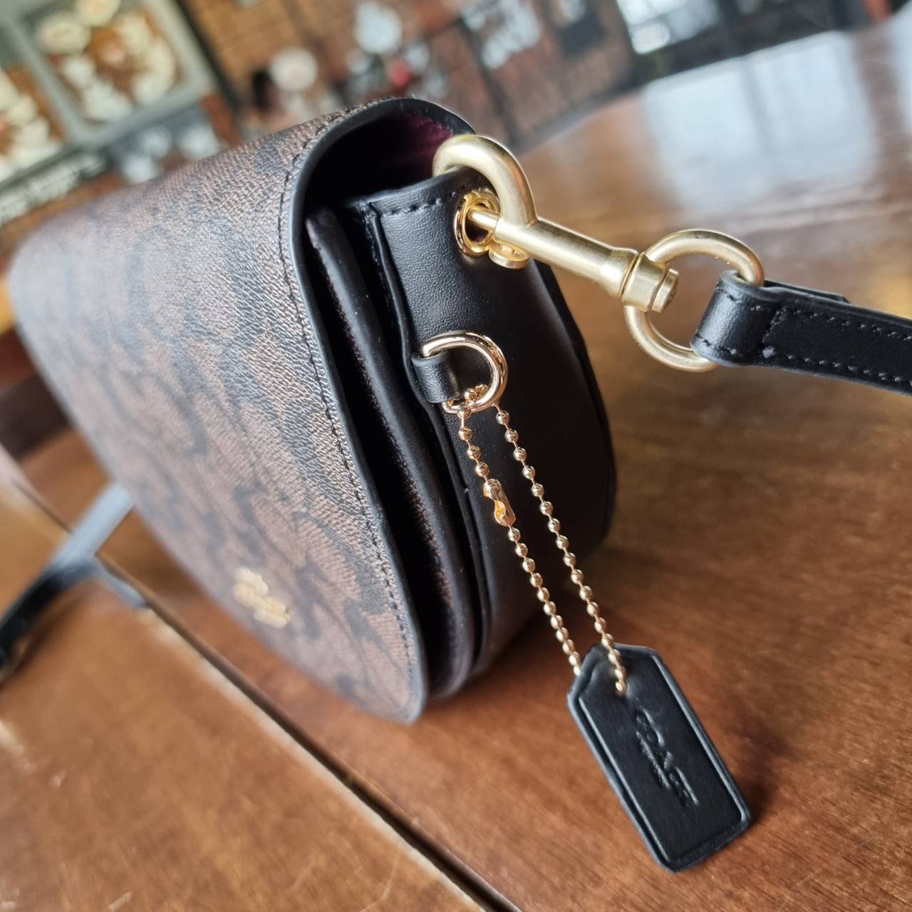 ของแท้ 💯% COACH C1430 ELLEN CROSSBODY IN SIGNATURE CANVAS กระเป๋าสะพายดีไซน์สุดเก๋ ดูดีไม่ซ้ำใคร ทรงสวยลายคลาสสิค วัสดุหนังแคนวาสเคลือบลาย