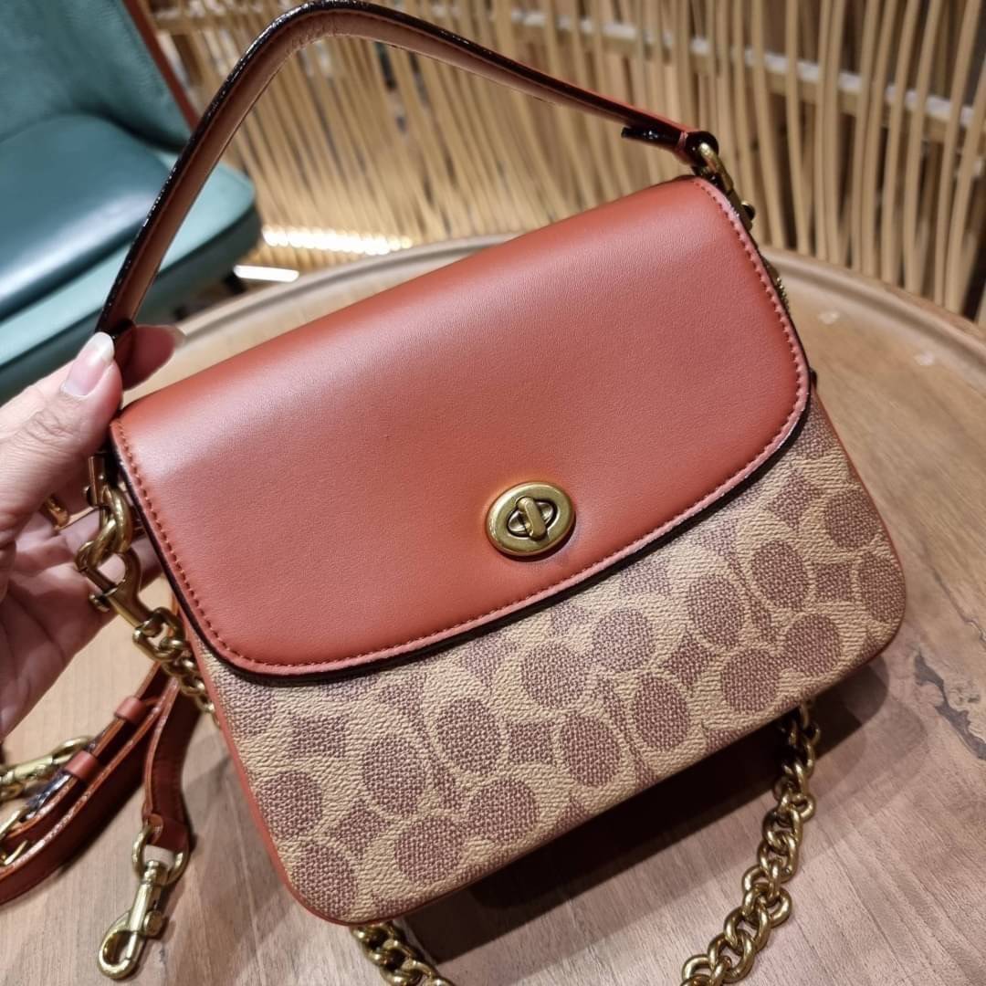 COACH 89089 CASSIE CROSSBODY 19 IN SIGNATURE CANVAS คัมแบ็คแล้วจ้า!! เรียบหรู ดูดี ต้องไอเท็มนี้เลย!! กระเป๋าสะพายข้าง สุดพิเศษ!! มีสายมาให้ถึง 3 แบบ!! สลับใช้แมทช์ตามสไตล์ได้เลย วัสดุหนังแคนวาสสลับหนังแท้ บอกเลยว่าสวยทุกสีนะคอลนี้ เปิด-ปิดด้วยตัวบิดล็อค 
