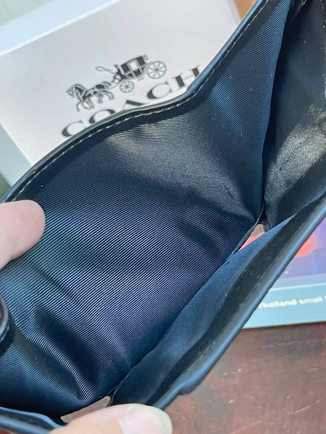 OUTLET 】COACH JADE SMALL DOUBLE FLAP WALLET IN COLORBLOCK (COACH F88002) หากใครต้องการกระเป๋าสตางค์ใบสั้นสำหรับวันที่ต้องการใช้กระเป๋าสะพายใบเล็ก หรือวันที่ไม่พกกระเป๋าสะพาย เราขอแนะนำใบนี้เลยค่ะ โดยใบนี้เป็นกระเป๋าสตางค์แบบพับสามทบ ปิดแบบกระดุม2ชั้น มีช่