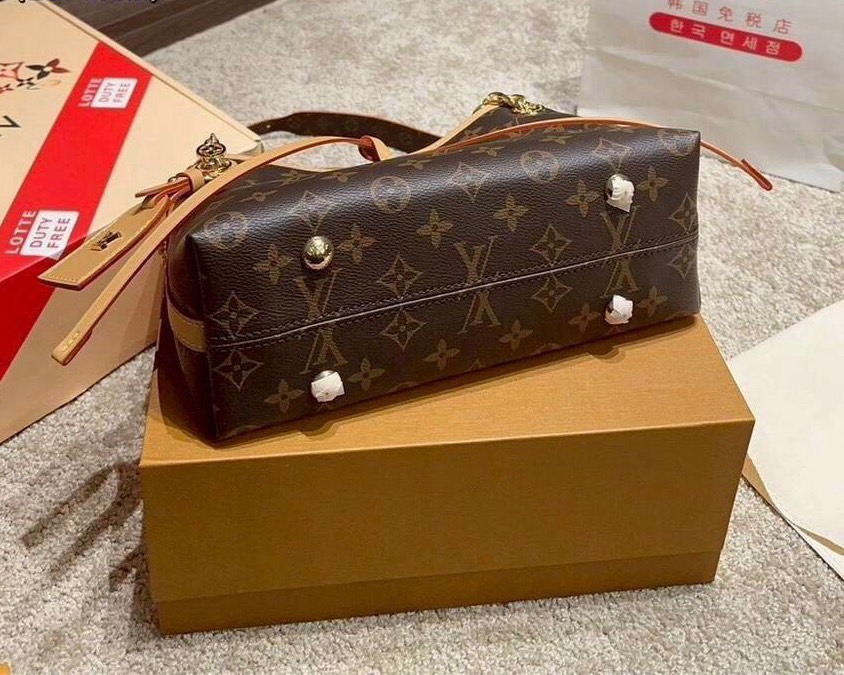 LV CarryAll BB bag กระเป๋าสะพายแครี่ออล ไซส์ใหม่ ดีไซส์ใหม่สุดไอคอนิกปรับโฉมใหม่ประจำฤดูกาลในดีไซน์สุดชิค ตกแต่งสายโซ่สีทองงดงามด้วย Monogram Flower