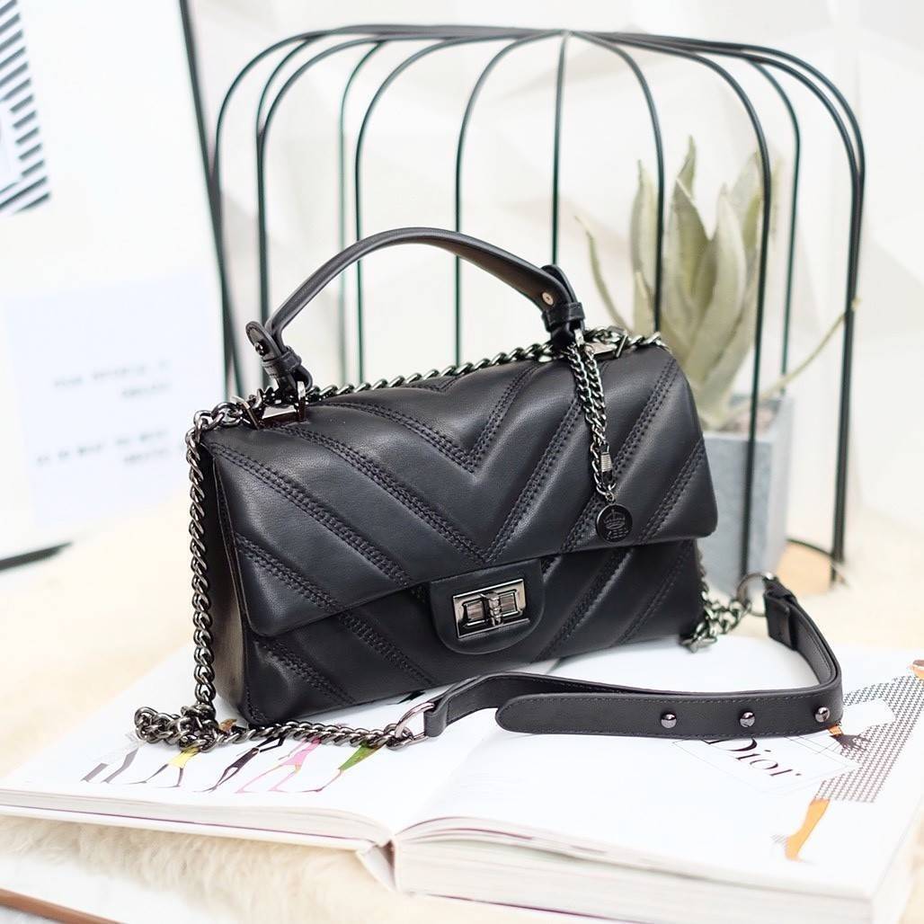 รุ่นขายดีเข้าเพิ่มค่า KEEP รุ่น coco chain handbag กระเป๋าทรงหรู รอบใหม่ ใช้หนัง Microfiber นิ่ม ฟู ตึงสวย ทนกว่าเดิมอยู่ทรง ใครชอบสไตล์นี้ห้ามพลาดนะคะ ใบนี้มีหูถือได้ ด้านในสีแดงสวย มีช่องแบ่งเก็บของหลายช่อง ด้านหลังมีช่องพิเศษสามารถใส่มือถือได้ค่ะ สายปร