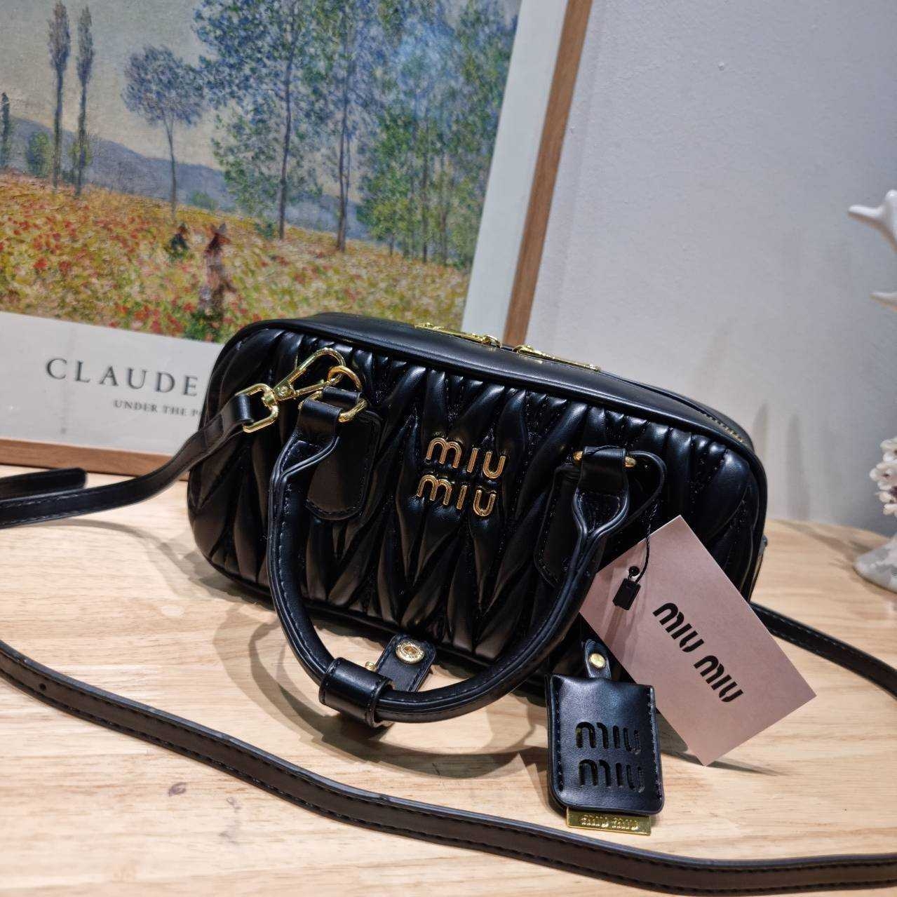 MIU MIU ARCADIE METELASSE LEATHER BAG กระเป๋าถือ/สะพายสุดชิค ที่ไม่มีตอนนี้คือพลาด ดีไซน์เพิ่มดีเทล ด้วยการเดินด้ายเป็นเอกลักษณ์ สวยดูแพง หูจับในตัวง่ายและสะดวกพกพา