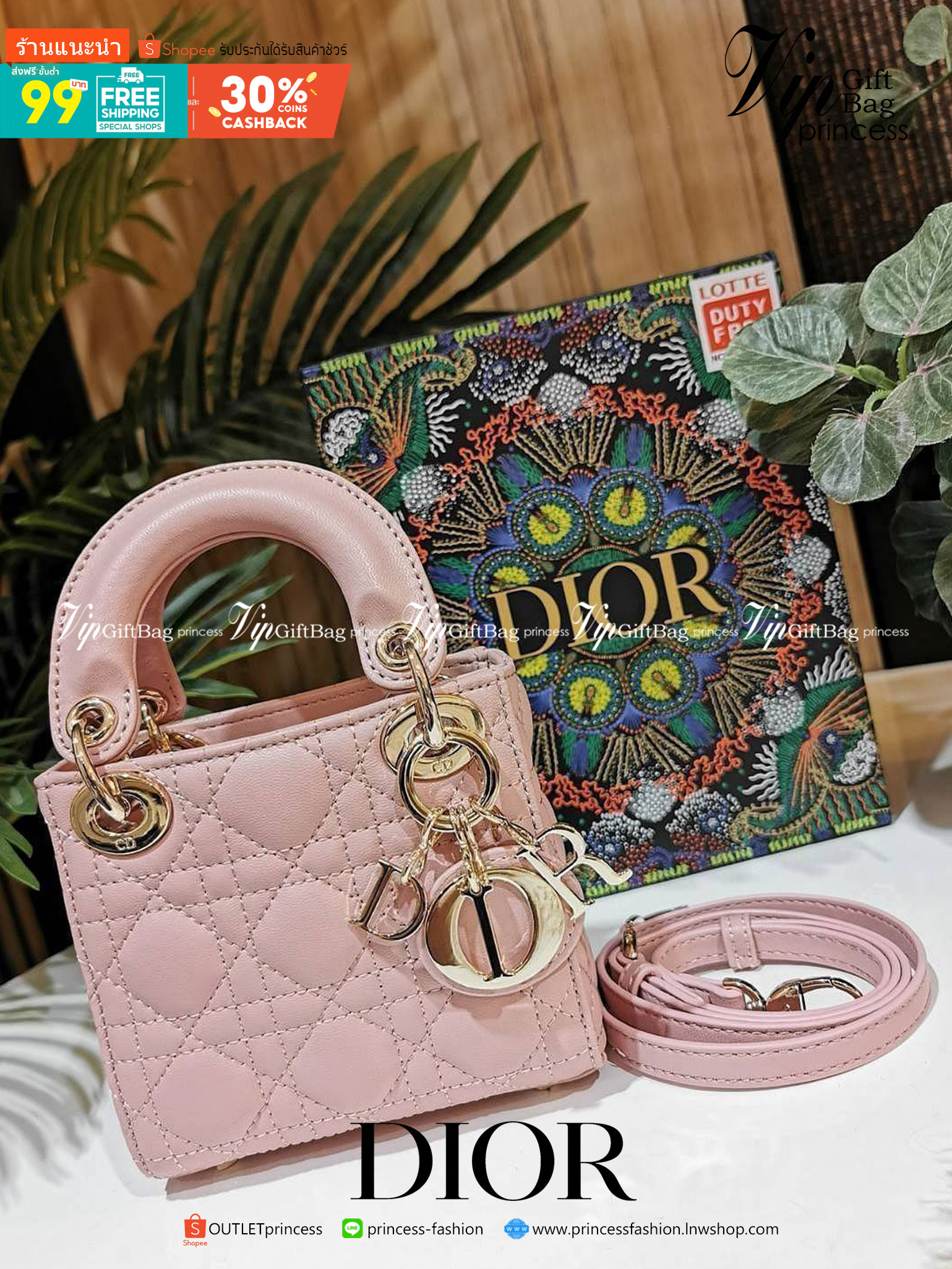 VIP 】CHRISTIAN DIOR MINI BAG VIP GIFT วัสดุหนังแท้ Calfskin ทรงเหลี่ยมหนังสวยหรูอยู่ทรงขึ้นลายเอกลักษณ์แบรนด์ ประดับTAGห้อยโลโก้แบรนด์อะไหล่ทองด้านหน้า เปิดปิดด้วยฝาปิด ภายในโล่งมีโลโก้สามารถใส่มือถือของจุกจิกได้ หูจับถนัดมือ สายสะพายหนังยาวถอดได้ปรับระดั