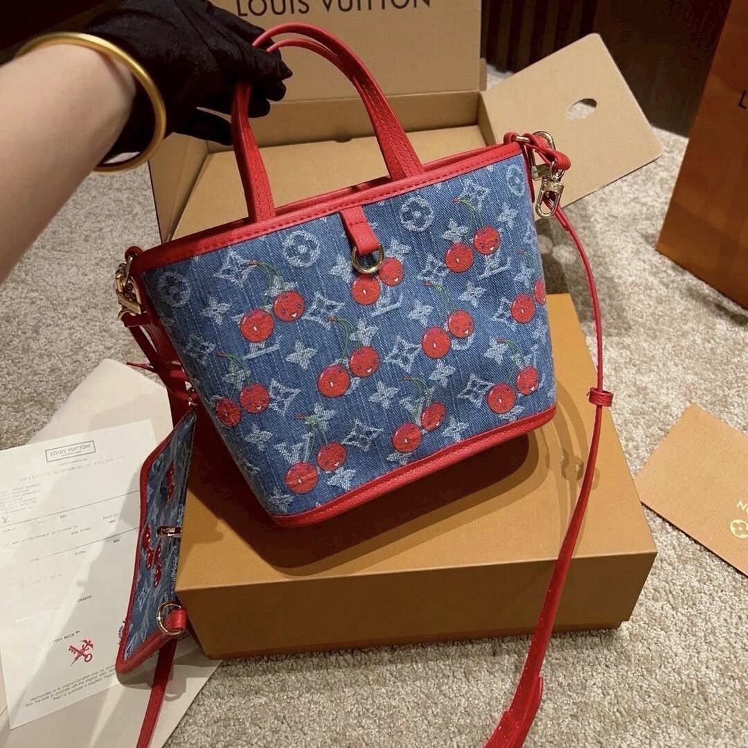 LV x TM Neverfull Inside Out BB Monogram cherry denim 20cm กระเป๋าสะพายทรงโท้ทพร้อมใบเล็กเข้าเซ็ท โดดเด่นมีชีวิตชีวา ด้วยเดนิมวินเทจปักลายเชอร์รี่สีสันสดใสสะดุดตาสะท้อนสไตล์ไอคอนิก