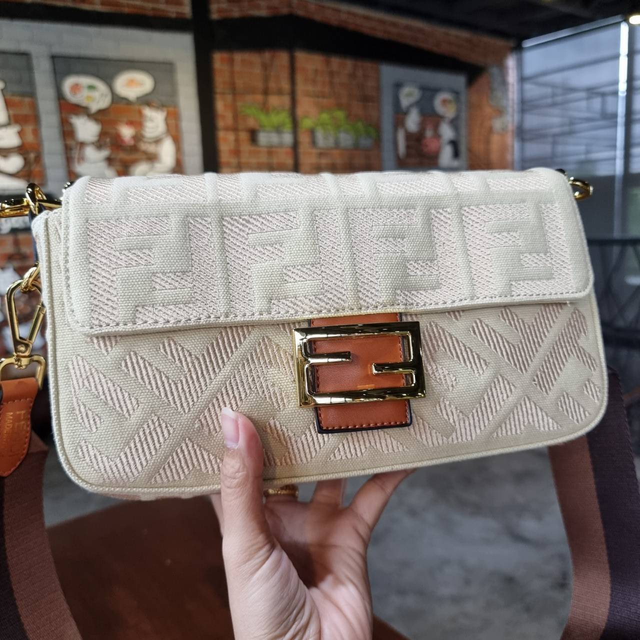 FENDI BAGUETTE CANVAS SHOULDER BAG กระเป๋าสะพายพรีเมี่ยมกิ๊ฟ หายาก สีเหลืองทอง หรู โดดเด่น ดีไซน์ปั๊มโลโก้รอบใบ วัสดุผ้าแคนวาส ทนทาน มาพร้อมสาย 2 แบบ สำหรับคล้องแขน และสายครอสบอดี้สีทูโทน เปิด-ปิดด้วยกระดุมแม่เหล็ก ภายในเป็นช่องโล่ง ใส่โทรศัพท์ กระเป๋าสตา