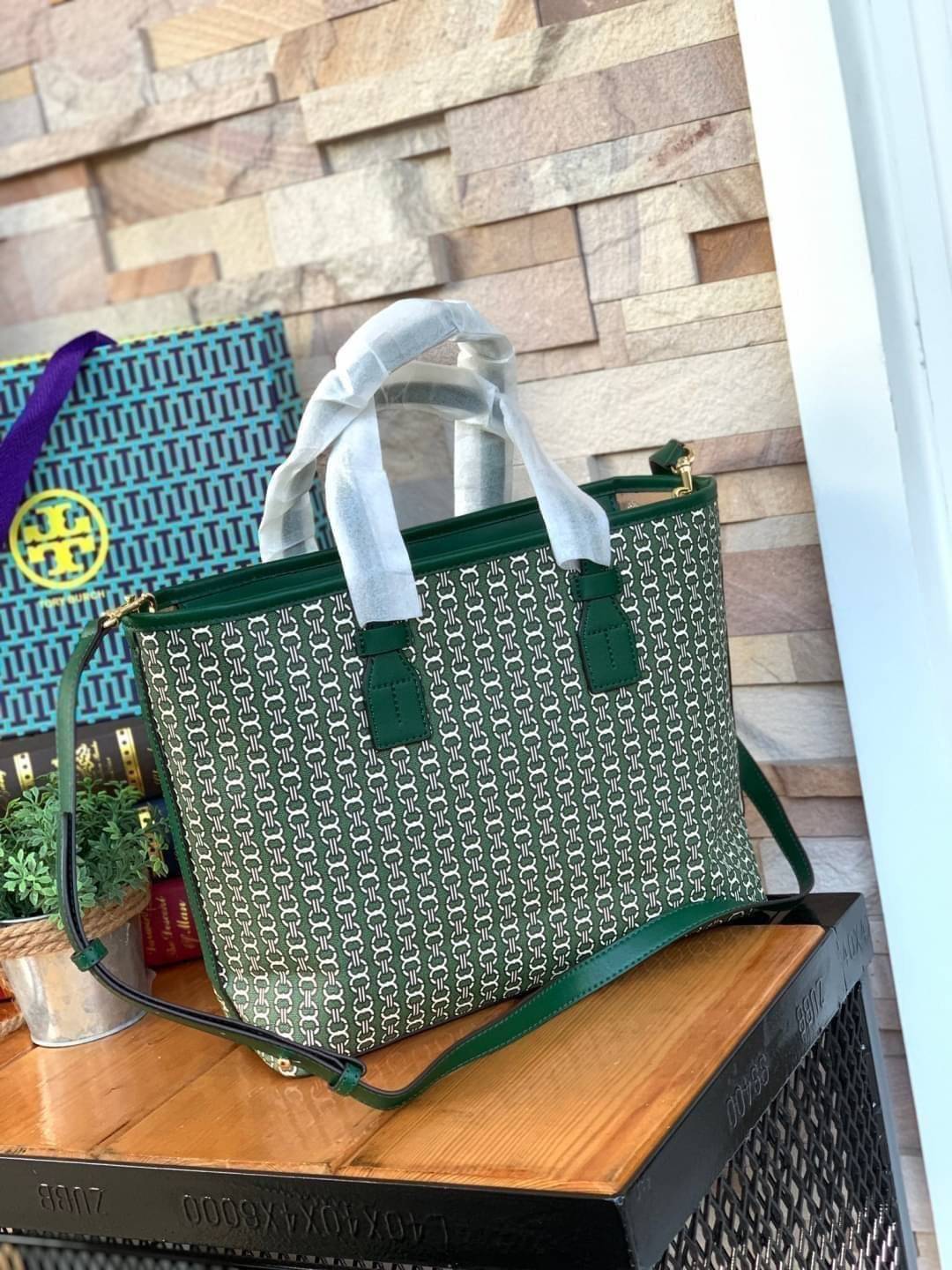 ของแท้ 💯% Tory Burch Gemini Link Canvas Small Tote กระเป๋าสุดปังจากทอรี่ เบริช์(Tory Burch) อย่างเจมิไนลิงค์ ในทรง tote bag ซึ่งผลิตจากผ้าใบเคลือบผิวด้าน มีเอกลักษณ์โดดเด่นที่ลายทางตรงกลาง