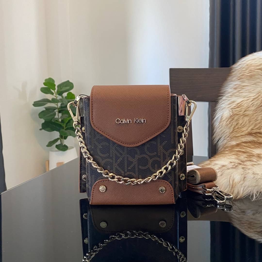CALVIN KLEIN JEANS crossbody bag กระเป๋าถือหรือสะพาย ลายซิกเนเจอร์แบรนด์ทั้งใบ เปิด-ปิดกระเป๋าด้วยกระดุมแม่เหล็ก ด้านในแบ่งเป็น 2 ช่องหลัก และมีช่องเล็กใส่ของจุกจิก ซับในลายแบรนด์อย่างดี มาพร้อมสายสะพายยาวปรับระดับได้ฟรีไซต์ สามารถใช้ได้หลากหลายโอกาสค่ะ