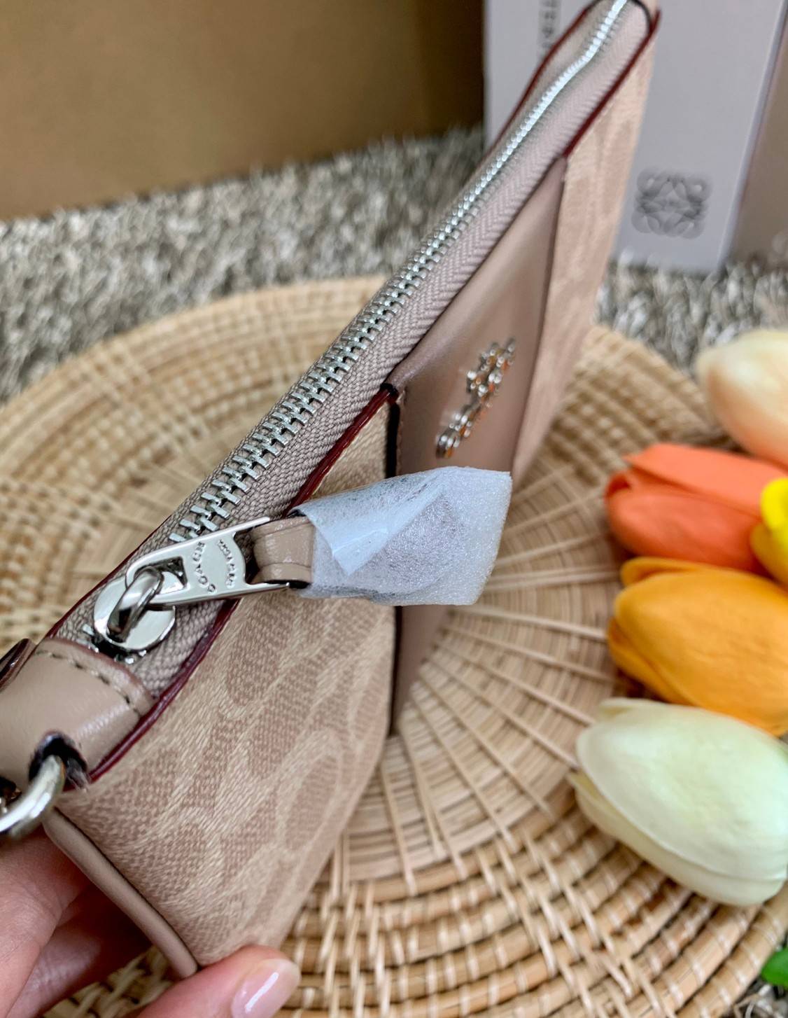 COACH SMALL WRISTLET IN COLORBLOCK SIGNATURE ((32445)) ✔️กระเป๋าคล้องมือ วัสดหนัง pvc อย่างดี ลายซิกเนเจอร์ ตัดขอบสีตรงกลางสวยงามมากๆค่ะ แบบซิปเดียว ((ภายในใส่มือถือได้บางรุ่นค่ะ)) มีช่องเสียบบัตรให้2ช่องด้วยนะคะ