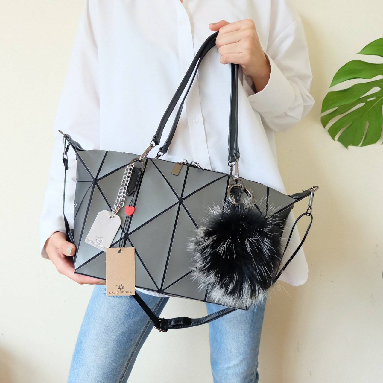 ห้ามพลาดเลยน๊า !! มาใหม่ กระเป๋าถือ/สะพาย ทรงสวย เหมือนซื้อ1ได้4 โอ้ย 🤩🤩 คุ้มสุดๆไปเลยค่า เพราะตัวกระเป๋าปรับได้ถึง4 แบบตามการใช้งานเลยน๊าแถมตัวกระเป๋าน้ำหนักเบาอีกด้วย ✨✨✨ สายสะพายถอดได้แถมสายยาวให้อีก 1 เส้น กระเป๋าท