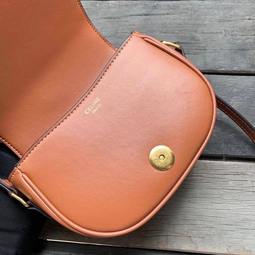 VIP 】หนังแท้ CELINE CROSSBODY BAG CELINE CRECY IN MAILLOM TRIOMPHE JACQUARD AND CAFTSKIN BAG กระเป๋าสะพายทรงสวยหรูอยู่ทรงเปิดปิดด้วยฝาปิดกระดุมโลโก้แบรนด์ ภายในโล่ง ขนาดกะทัดรัด น่ารัก สายสะพายหนังยาวปรับระดับได้จะสะพายไหล่หรือ CROSSBODY ก็ดูดี ตัวจริงสวย