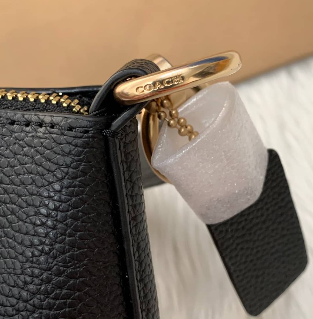 COACH SMALL MARLON SHOULDER BAG ((1600//1597)) 🌈พร้อมส่งที่ไทยอีกครั้ง ตามคำเรียกร้อง ห้ามพลาด! กระเป๋าหิ้ว//คล้องไหล่//สะพายข้างได้ หนังแท้ ทรงสวยมากค่ะ ด้านหน้ามีช่องซิปซ่อนแบบหนังห้อยให้2ช่อง ใส่ของจุกจิกค่ะ เปิดปิดกระเป๋าแบบซิป ภายในกว้างใส่ขอ