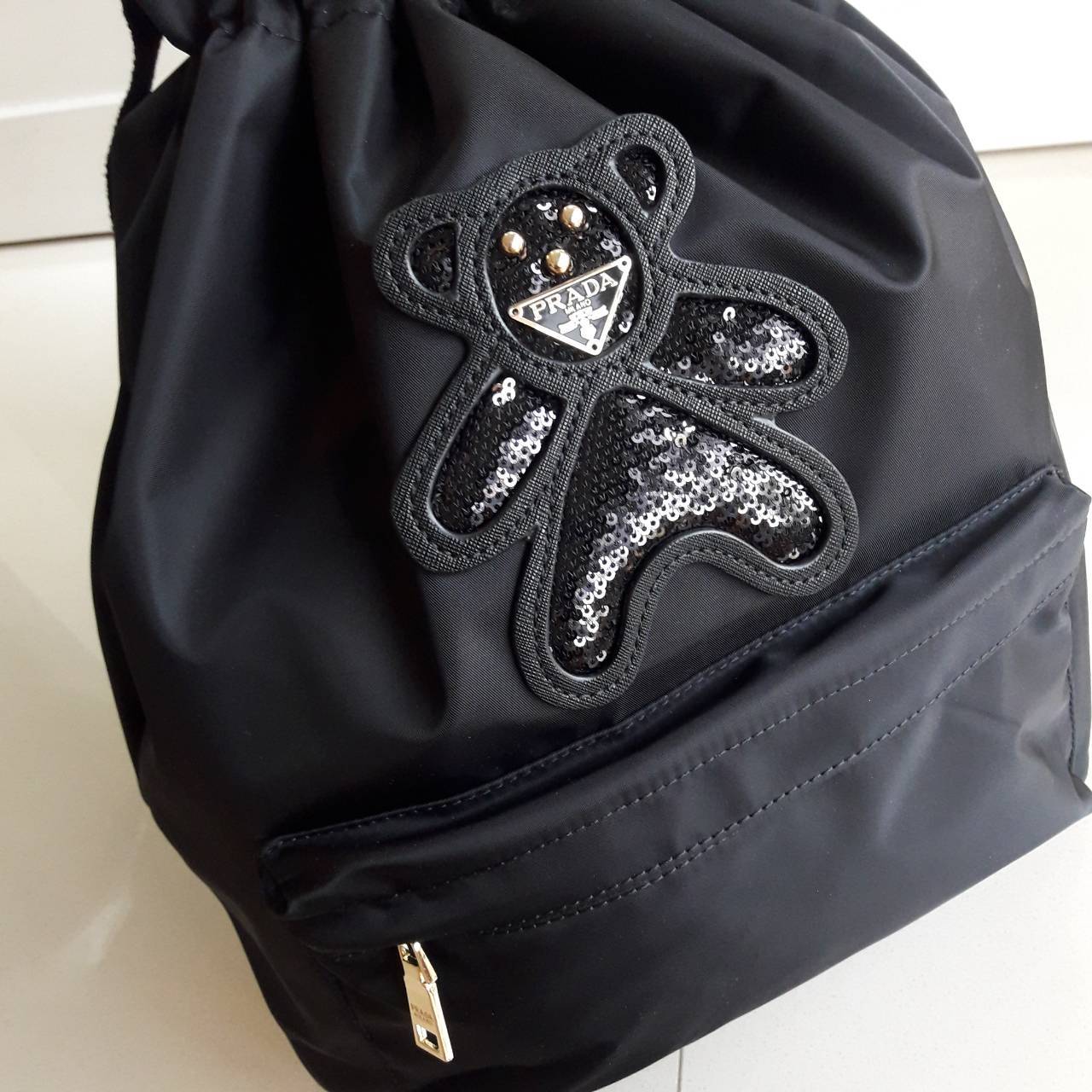 เป้ทรงใหม่ รอบนี้ ก็มานะคะ กระเป๋าทรงเป้หูรูด Nylon Backpack ทรน่ารัก จากงานพรีเมี่ยมกิ้ฟ จากเคาเตอร์ต่างประเทศ ด้านหน้ามีช่องซิปใส่ของ หยิบใช้ง่าย ด้านในเปิดปิดด้วยหูรูด มีช่องแยกด้านในอีกค้า ด้านหลังมีช่องซิปเก็บของสำคัญ เพิ่มอีกช่อง **ขนาดกำลังดีคะ ใบน