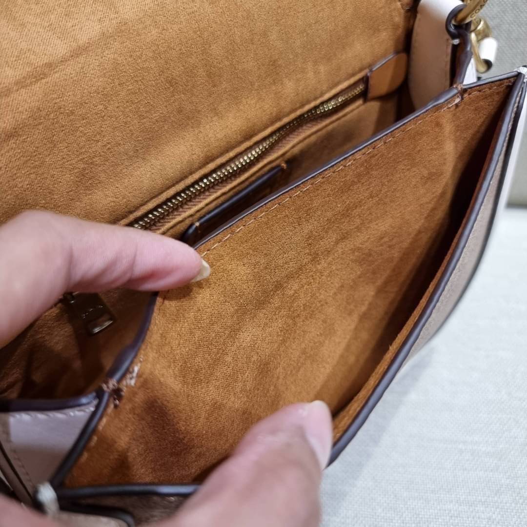 COACH C3837 BEAT SADDLE BAG WITH HORSE AND CARRIAGE PRINT The best item! ที่สาวๆรอคอย! ฮอตไฟลุก! สีหายาก ละมุนคุณหนู คอลเลคชั่นใหม่ ดีไซน์หรูหรา พิเศษมากๆมาพร้อมสายสะพาย 2 เส้น ใช้คู่กันหรือแยกสะพายก็สวยครบสูตร กระเป๋าสะพายทรง saddle คลาสสิค เปิด-ปิดด้วยก