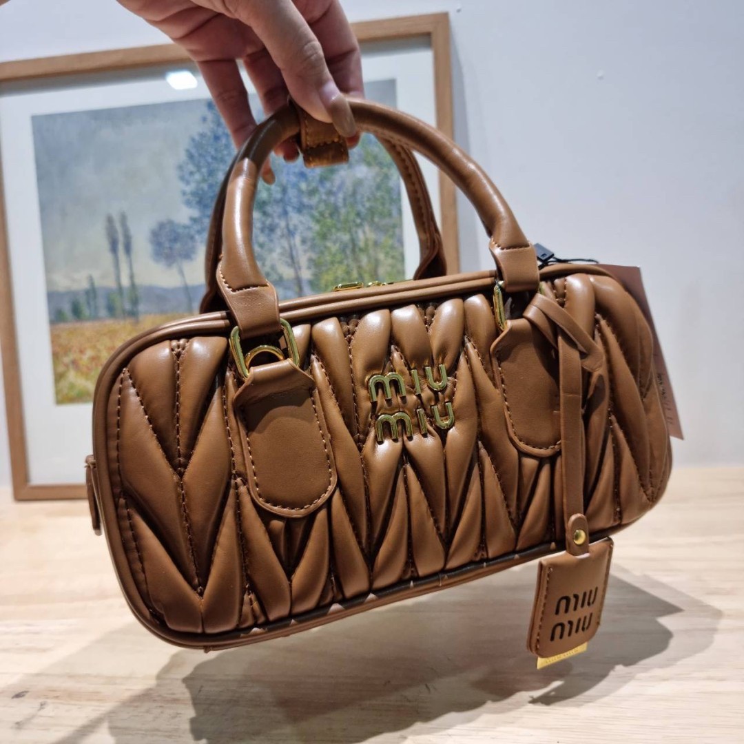 MIU MIU ARCADIE METELASSE LEATHER BAG กระเป๋าถือ/สะพายสุดชิค คุ้มมากไม่อยากให้พลาดน้า