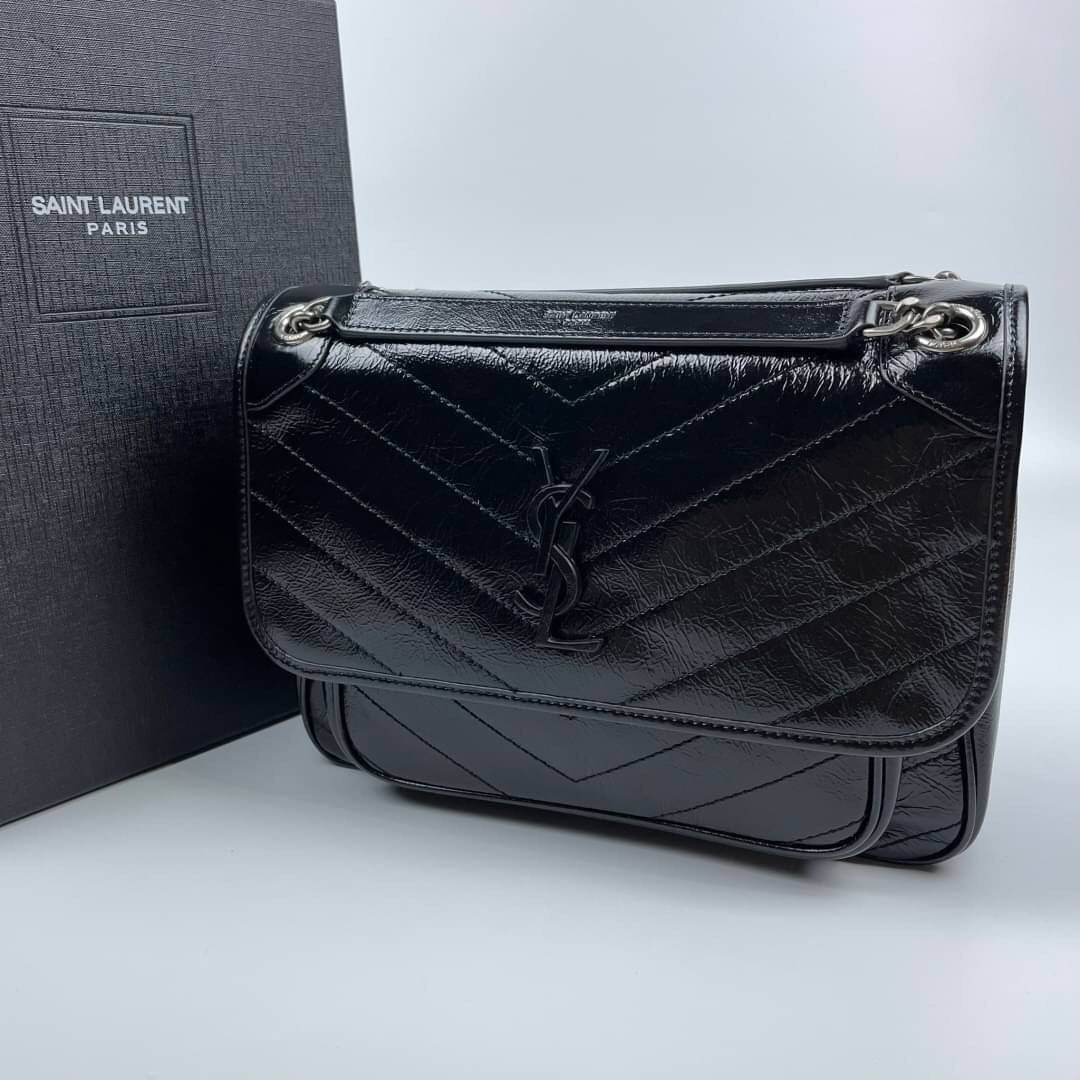 Saint Laurent Niki shoulder bag กระเป๋าสะพายรุ่นโดดเด่นด้วยโครงสร้างทำจากหนังวัว หนังมันเงา นิ่ม งานสวยมากๆ ค่ะ ด้านหน้าประดับโลโก้แบรนด์ และมีช่องสำหรับเก็บของที่หยิบใช้บ่อย ตอบโจทย์การใช้ชีวิตระหว่างวันได้ดีมากๆ สายสพายดีไซน์ได้หลายรูปแบบ แมทกับการแต่งต