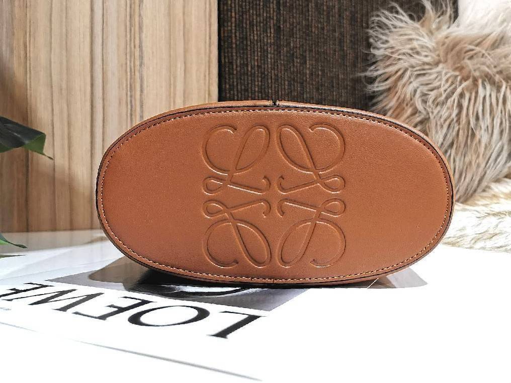 LOEWE HOBO LEATHER SHOULDER BAG VIP GIFT WITH PURCHASE (GWP) กระเป๋าหนังแท้พรีเมี่ยมกิ๊ฟ Limited Edition จาก LOEWE PERFUME DUTYFREE รุ่น Rare items วัสดุหนังแท้ Lambskin หนังนิ่มสวยดีไซน์หรูด้านหน้าฉลุโลโก้ Loewe Anagram คงเอกลักษณ์แบรนด์ ภายในโล่งกว้างวั