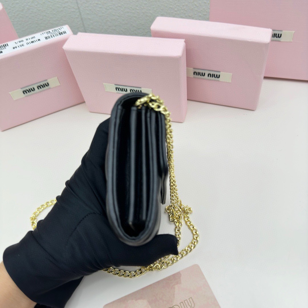 Miu Miu Quilted Wallet On Chain / MIU MIU Wallet Nappa Matelassé Leather กระเป๋าสตางค์หนังแนปป้า พร้อมสายสะพายอะไหล่ทอง