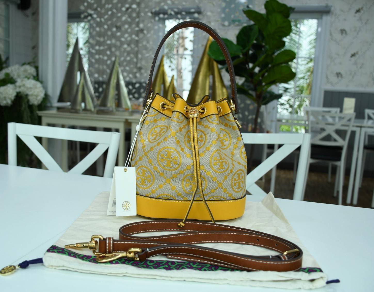 ของแท้ 💯% TORY BURCH Monogram Jacquard Bucket Bag กระเป๋าถือหรือสะพายไหล่ วัสดุผ้า Canvas โลโก้ Jacquard ทรงถัง ตั้งอยู่ทรง กระเป๋าปักลายแบรนด์ สวยหรู สายยาว Crossbody ได้ เปิด-ปิด โดยเชือกรูด เปิด-ปิดพร้อมสลับที่ประดับโลโก้ สวยหรู คุณนาย สุดๆ ไปเ