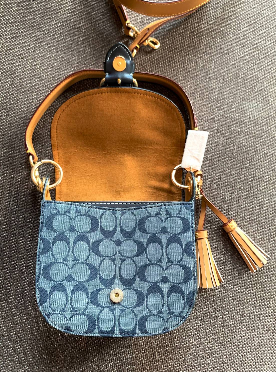 COACH KLEO IN SIGNATURE CHAMBRAY ((C8512)) / Kleo Shoulder Bag 23 In Signature Chambray 📣พร้อมส่งที่ไทย กับคอลเลคชั่นใหม่ล่าสุด ที่คุณต้องมี! สุดคุ้ม! กระเป๋าหิ้ว//ไคล้องไหล่//หรือสะพายข้างได้ วัสดุผ้า Chambray ทอลายแบรนด์ตัดขอบหนังแท้ได้สวยงามค่ะ