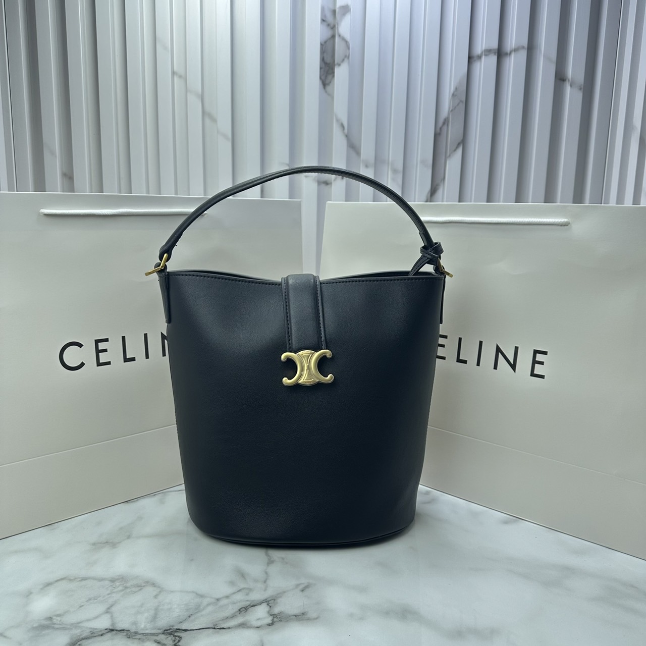 CELINE MEDIUM LOUISE BAG in SMOOTH CALFSKIN / Celine Bucket Bag กระเป๋าทรงบัคเก็ต กระเป๋าถือรุ่นใหม่ล่าสุด ดีไซน์หรูคลาสสิค