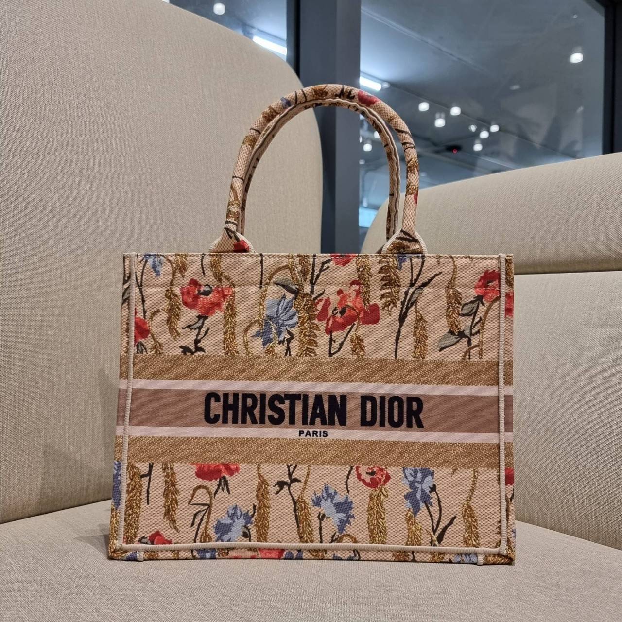 VIP 】HOT ARRIVAL!! DIOR CD SHOPPING BAG WITH GWP กระเป๋าทรงช้อปปิ้งใบใหญ่ จุใจ!! พรีเมี่ยมกิ๊ฟรุ่นดับเบิ้ลฮอต ดีไซน์คลาสสิควินเทจ สวยหรู วัสดุผ้าแคนวาสลายกราฟฟิค ภายในโล่งกว้างมากๆ ใส่ของจุสุดๆ โน้ตบุ้ค ไอแพด กระเป๋าสตางค์ มือถือ หรือเสื้อผ้ายังได้ สะพายค