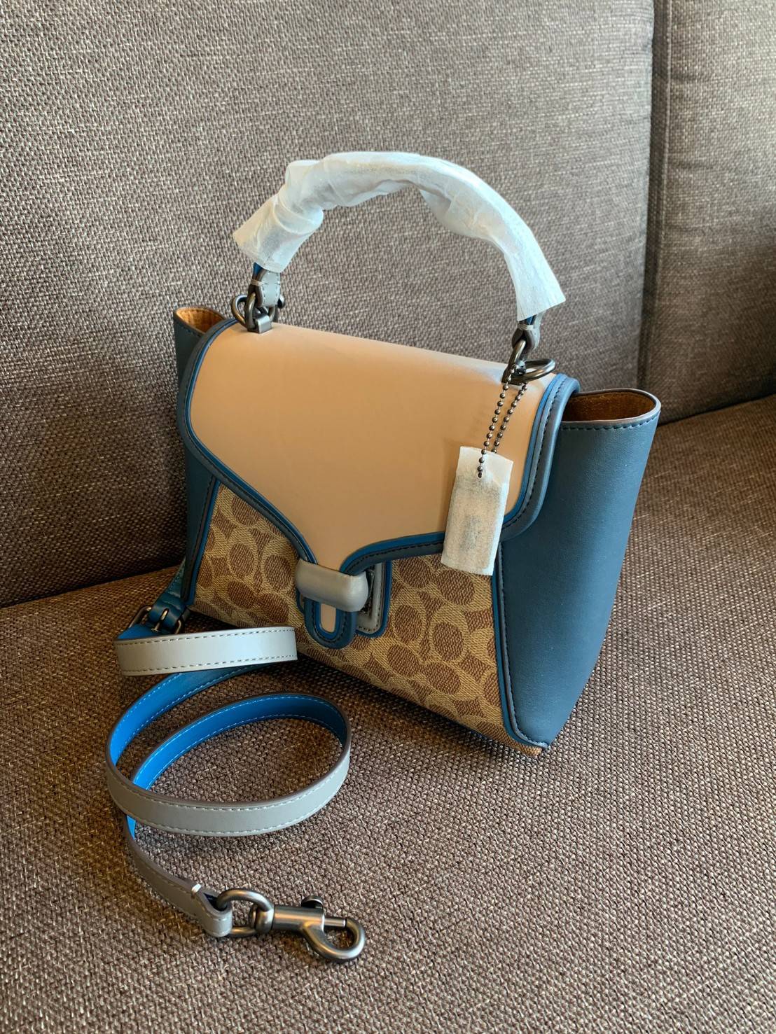 COACH COURIER CARRYALL 23 IN COLORBLOCK SIGNATURE CANVAS พร้อมส่ง 7 แบบ พร้อมส่ง ลุคดูไฮสุดๆค่ะ! กระเป๋าสะพายหนังหรูหราและคลาสสิค หนังแท้ชั้นดีที่สุด น้ำหนักเบา หนังสวยมากก สัมผัสแล้วหลงรักแน่นอนจ้าา😘