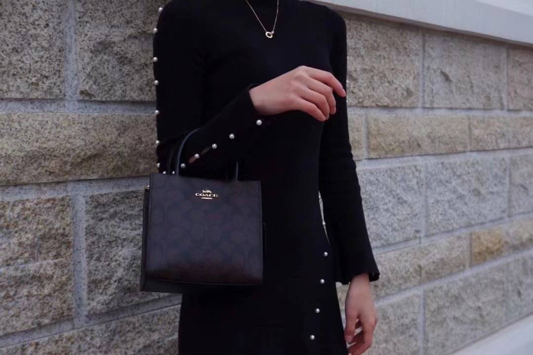 COACH MINI CALLY CROSSBODY IN SIGNATURE ((3599, 2184, 5693, 2134, 2183)) พร้อมส่งที่ไทยทันที! กระเป๋าสะพายครอสบอดี้ร์ กระเป๋าครอสบอดี้โท้ทมินิไซส์ รุ่นใหม่สุดฮอต!! ใบจริงคือน่ารักม้ากกกก!! สวยอยู่ทรง น่ารักน่าใช้ ทรงTote ปากกระเป๋าเปิดปิดแบบแม่เหล็ก ภายใน