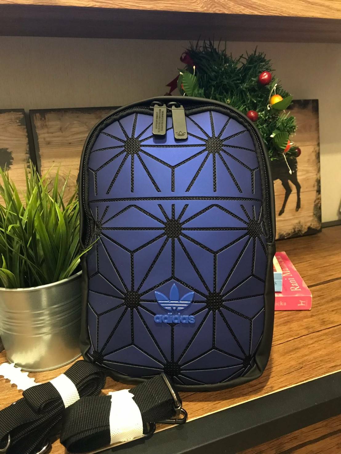 Adidas Originals 3D Mini Backpack & Shoulder Bag หนึ่งในคอลเลคชั่นสไตล์สปอร์ตดีไซน์สุดฮิตจาก ISSEY MIYAKE ใช้ได้ทั้งชายหญิง ขนาดกลางกำลังดี น้ำหนักเบา เปิดปิดด้วยซิปคู่โลโก้แบรนด์ ภายในกว้างมีช่องใส่มินิไอแพคแยกเป็นสัดส่วน มีสายสะพาย2เส้น ดัดแปลงได้หลายรู