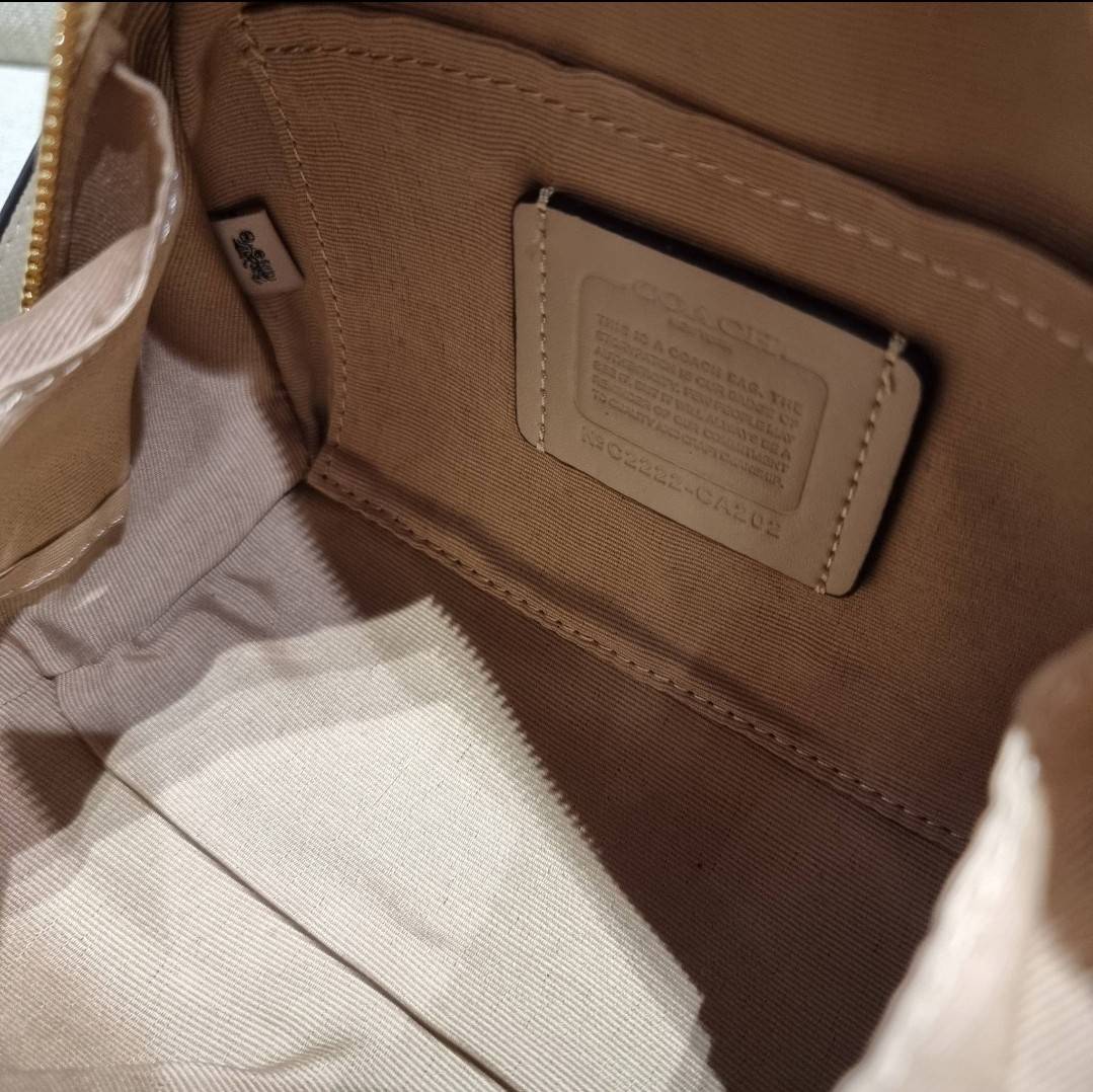 COACH SYDNEY SATCHEL BAG CA202 CA591 CB596 ใหม่ล่าสุด กับคอลที่สาวๆต้องหลงรัก กระเป๋าสะพายทรง satchel ที่มีรูปทรงดึงดูดสายตา สวยแรกเห็น วัสดุหนัง crossgrain พร้อมหูจับในตัว เปิด-ปิดด้วยซิป ภายในโล่งกว้าง ขนาดกำลังดี มีสายครอสให้ ปรับได้ตามชอบ ใบจริงลูกคุณ