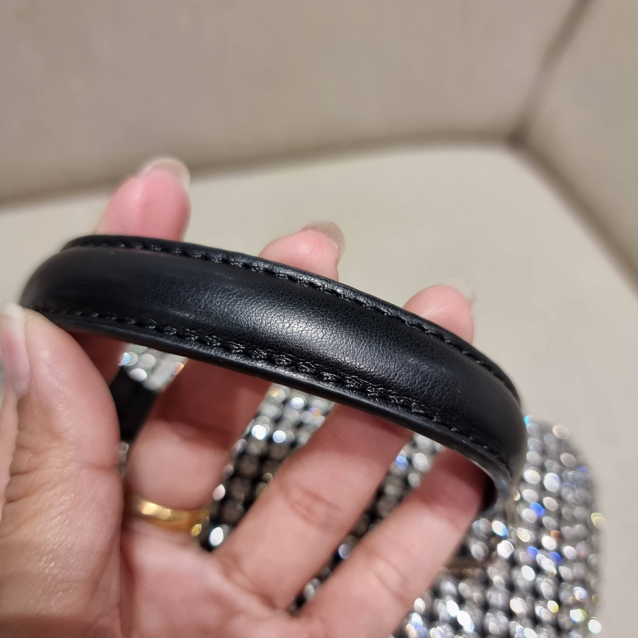 ALEXANDER WANG HEIRESS BOX BAG IN RHINESTONE MESH ใหม่ก่อนใคร กับไอเท็มสุดเอ็กซ์คลูซีฟ วีไอพีจากเคาน์เตอร์ กับกระเป๋าถือ/สะพายทรงกล่องตกแต่งพลอยเทียม หรูหรา โดดเด่น ดูแพง ด้วยการตัดเย็บเรียงร้อยลงบนตาข่ายเนื้อละเอียด ทำให้ดูดีมีราคางดงามมากๆ เปิด-ปิดด้วยซ