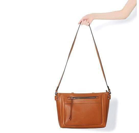 ZARA BASIC TOTE BAG กระเป๋าสะพาย ทรง TOTE ใบใหญ่จุสุดๆ วัสดุหนังแกะสังเคราะห์เนื้อนิ่ม texture สวย น้ำหนักเบา ดูแลรักษาง่าย เปิดปิดด้วยซิป ภายในกว้าง มีช่องซิป สามารถใส่เอกสาร A4, Notebook, ของใช้ได้เยอะ หูจับถนัดมือ แข็งแรง มาพร้อมสายสะพายยาว จะถือหรือสะ